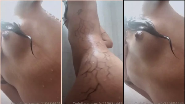 Alexa García filmó el coño y el culo durante el baño