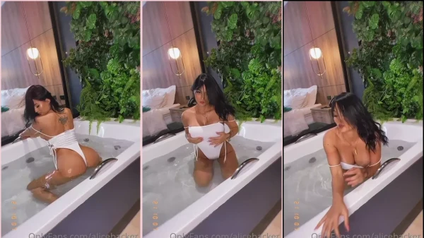 Alice Backer divirtiéndose en la bañera con ese estado de ánimo atrevido